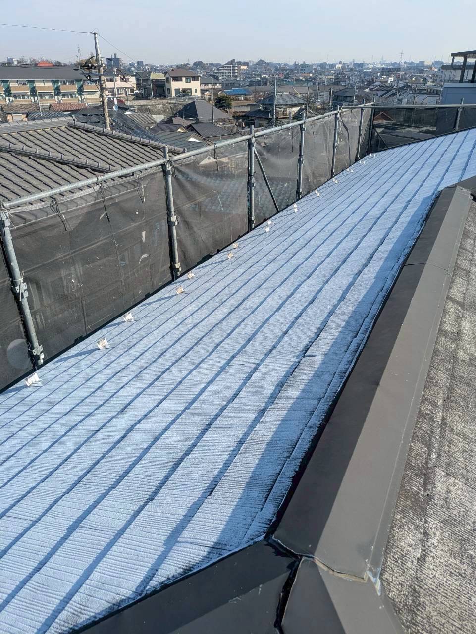 下塗り材を塗り終え白色になったスレート屋根